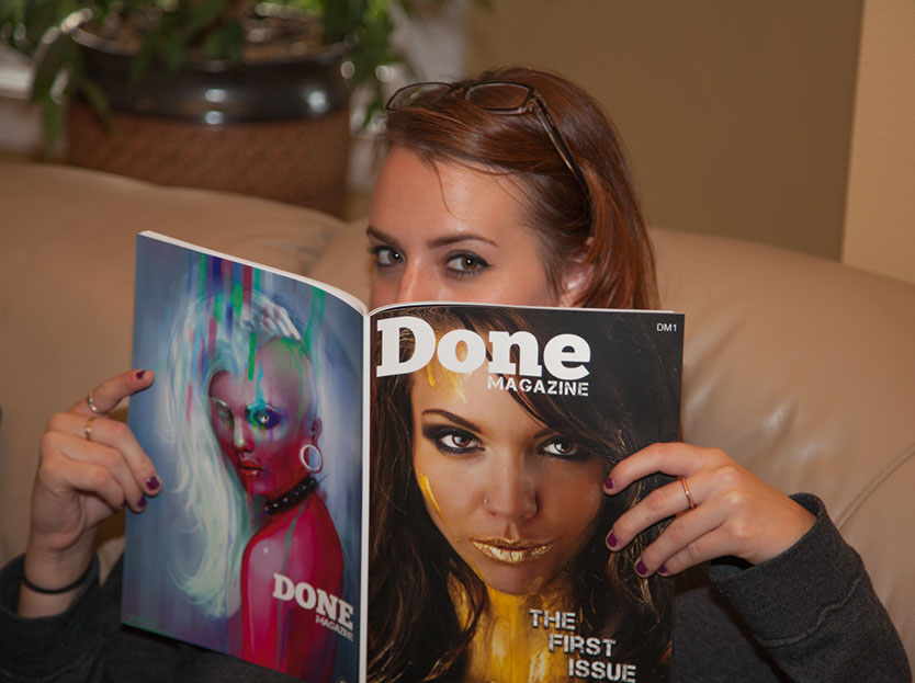 Women reading Donemagazine